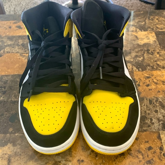 Air Jordan 1 Mid SE ‘Yellow Toe’ w/ original box - Picture 3 of 9